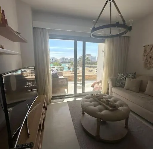 Lagoon-Front 2 Bedroom Swan Lake Gouna